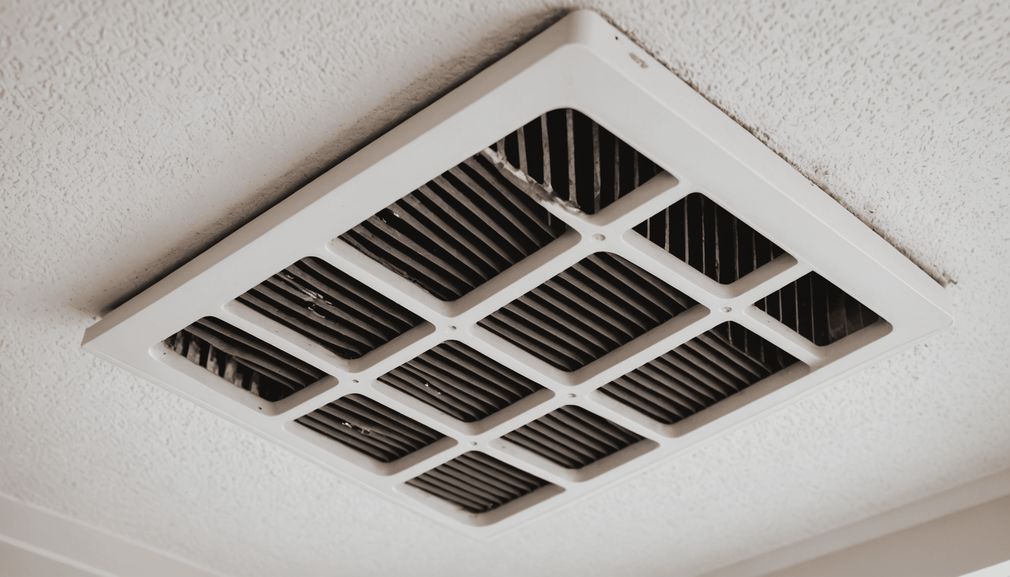 assurez le bon fonctionnement de votre vmc en nettoyant régulièrement les bouches blanches au plafond, un geste simple et essentiel pour maintenir une bonne qualité de l'air chez vous.