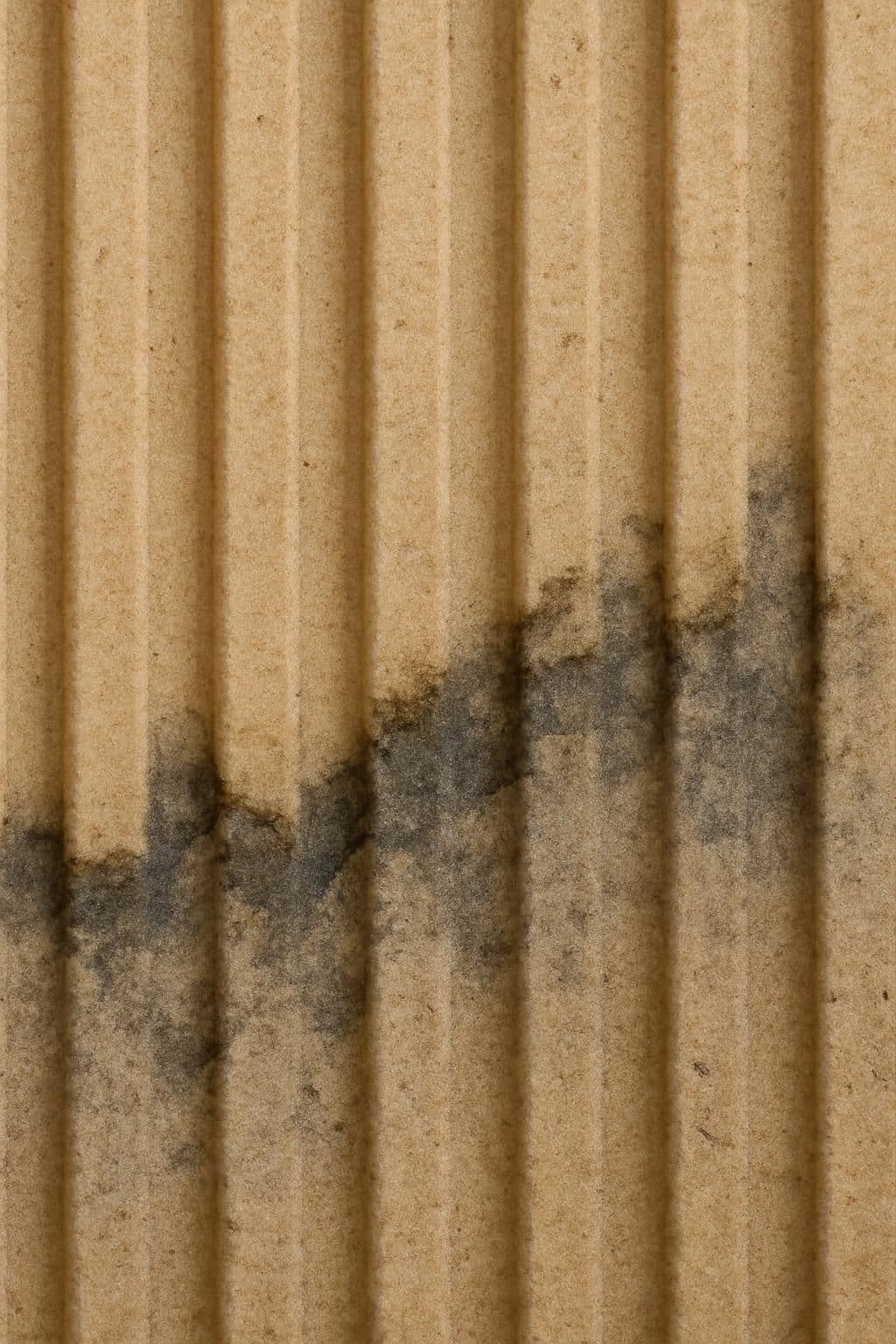 découvrez comment l'installation d'une tête de lit en panneau cannelé mdf dans une chambre orientée nord a révélé un problème d'humidité irréversible dès la première apparition de buée, et quelles solutions envisager.