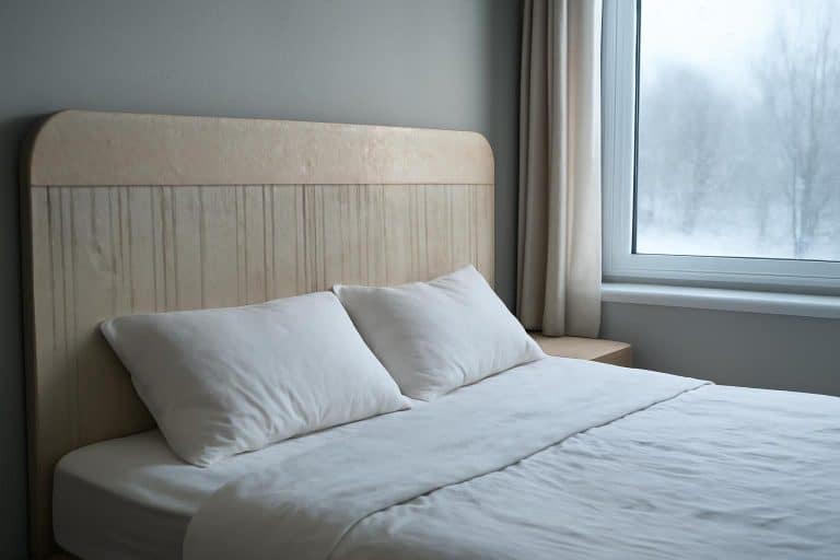 découvrez comment l'installation d'une tête de lit en panneau cannelé mdf dans une chambre orientée nord a conduit à la première apparition de buée, révélant un problème d'humidité irréversible et comment y remédier.
