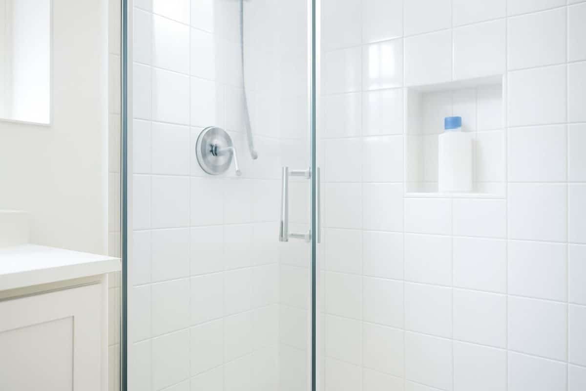 découvrez le produit miracle qui élimine les joints de douche noirs et les maintient blancs pendant des années, pour une salle de bain propre et éclatante sans effort.