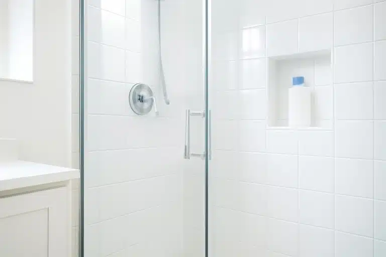 découvrez le produit miracle qui élimine les joints de douche noirs et les maintient blancs pendant des années, pour une salle de bain propre et éclatante sans effort.