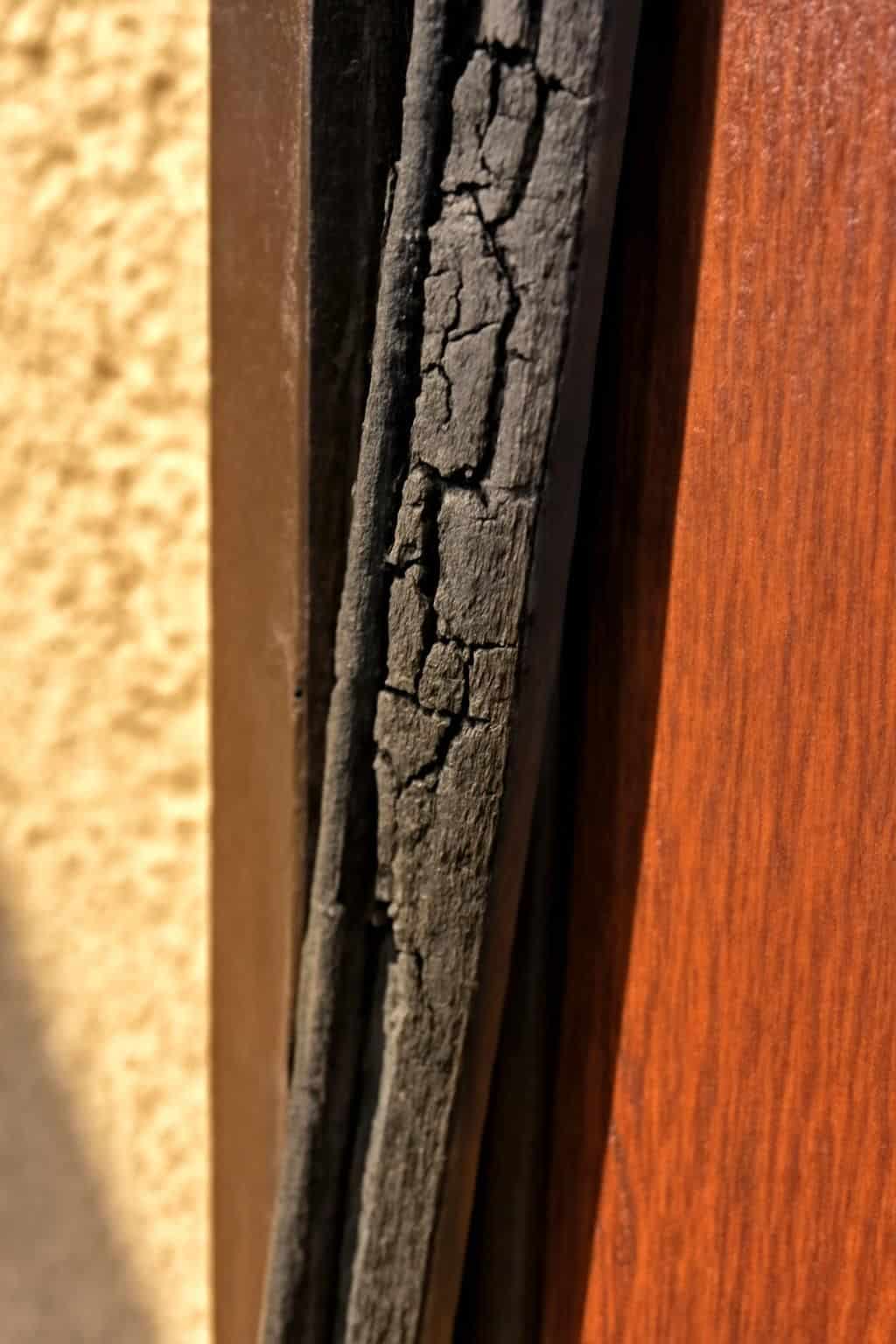 découvrez comment un simple bout de papier glissé sous la porte peut révéler l'origine insoupçonnée de la chaleur dans votre maison et apprenez à mieux comprendre et maîtriser votre confort thermique.