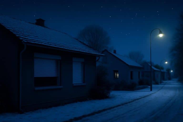 découvrez les raisons possibles pour lesquelles votre voisin laisse ses volets roulants à moitié ouverts la nuit en hiver, sans chercher à profiter de la lumière du matin.