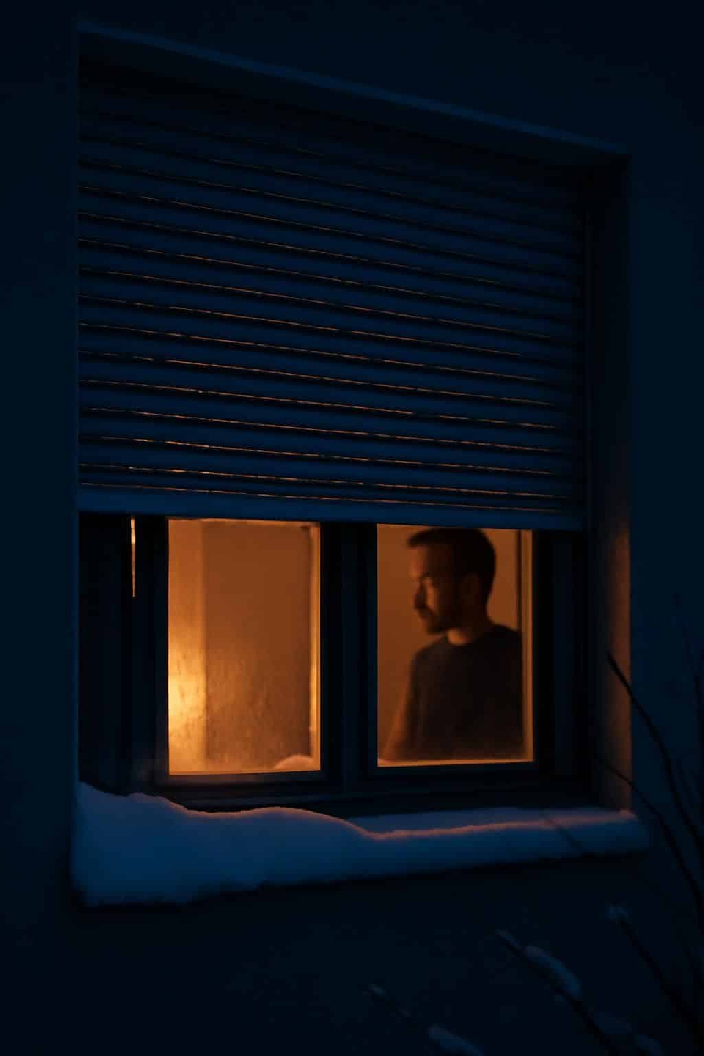 découvrez les raisons possibles pour lesquelles votre voisin laisse ses volets roulants à moitié ouverts la nuit en hiver, sans chercher à profiter de la lumière du matin.